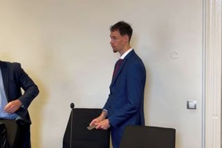 Mladík měl založit požár v pražském bytě a seniorku zamknout uvnitř. U soudu všechno odmítl - Novinky